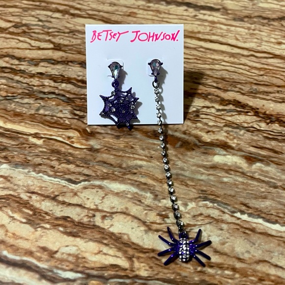 Betsey Johnson Jewelry Gunmetal Purple Earrings Crystal Spider & Web Stud - Picture 1 of 3